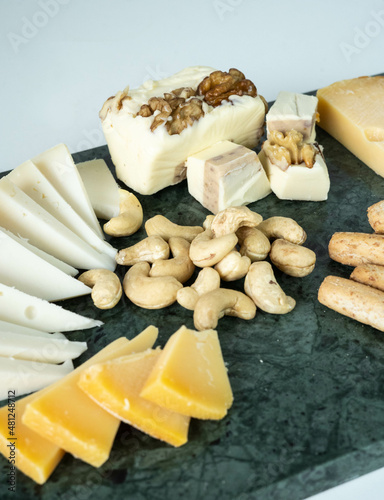 Una tabla con variedades de quesos madurados y suaves