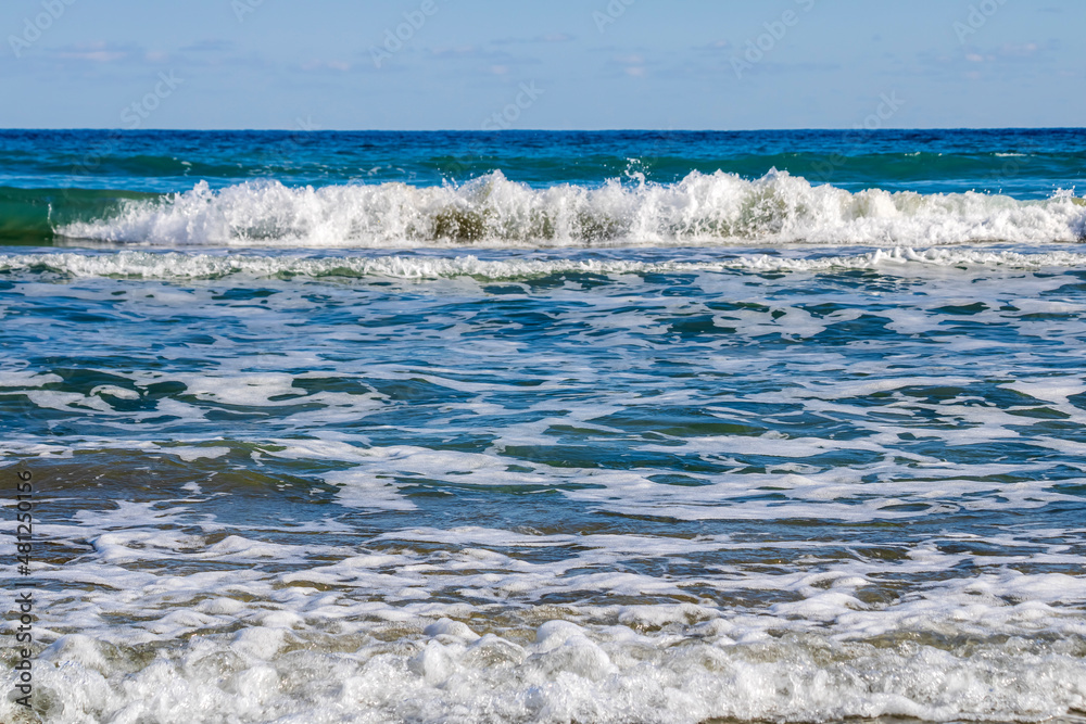 Fototapeta premium Foamy sea waves