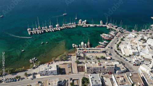 Foto Aerial drone photo of picturesque village of Adamantas main port a natural calm