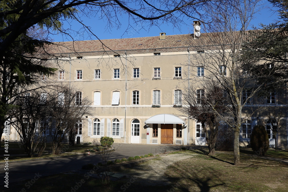 Maison de retraite des frères Maristes ou EHPAD, vue de l'extérieur, village de Saint Paul Trois Chateaux, département de la Drôme, France