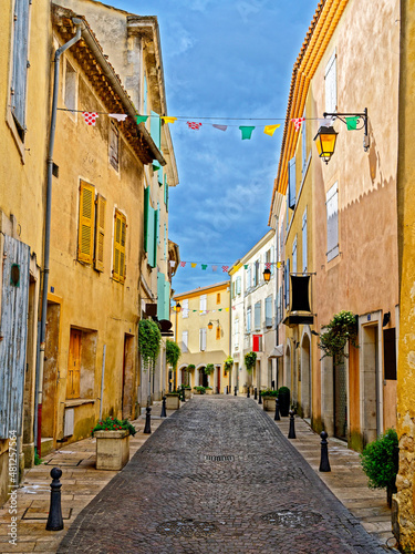 Ruelle de Saint-Paul-Trois-Ch  teaux  Dr  me  Auvergne-Rh  ne-Alpes  France 