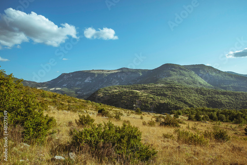 Paysage de montagnes dans la Drôme dans le sud de la France © Amandine