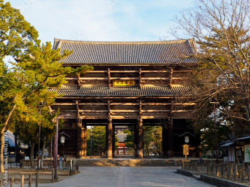 朝日が射し込む東大寺南大門の風景 photo