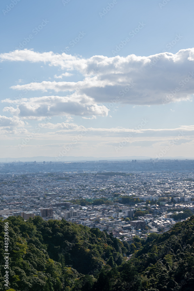 山から見下ろす街の風景写真