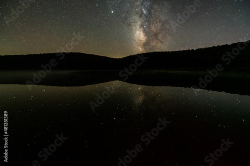 Quadro su tela Night dark black sky with milky way in Spruce Knob Lake West Virginia water refl