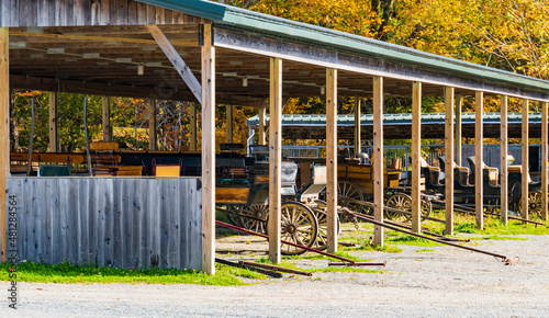 Bilde på lerret carriages lined up for use in historic horse drawn carriage rides on the carriag
