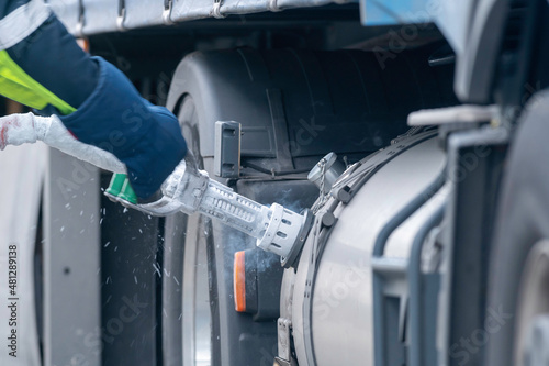 Obraz na płótnie Der LKW Fahrer zieht deie LNG Tankpistole ab w salonie
