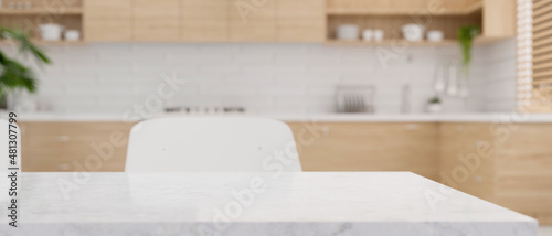 Foto Close-up, Dining table with copy space over blurred minimal bright kitchen