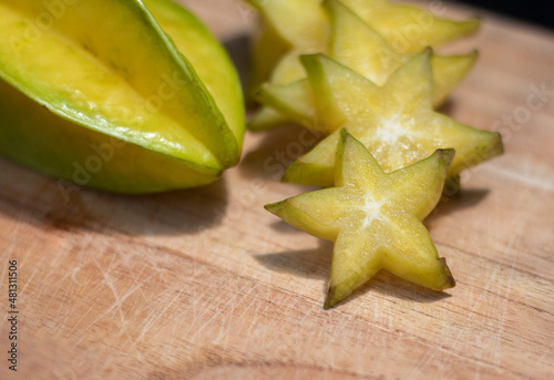 Foto Carambola or starfruit sliced on a wooden board