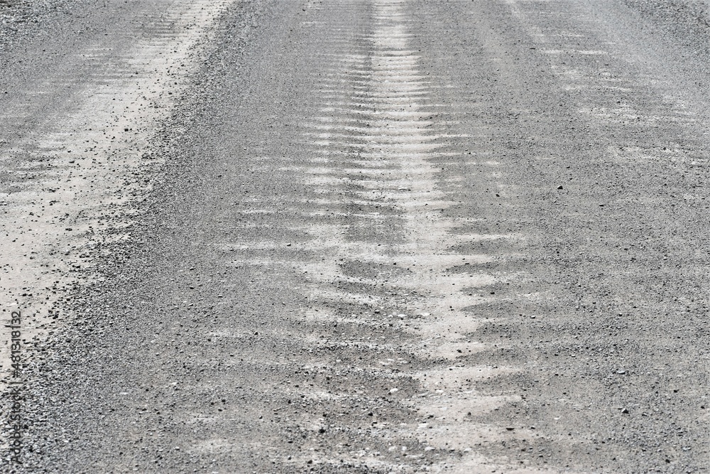 Φωτογραφία Washboard pattern on a gravel road.