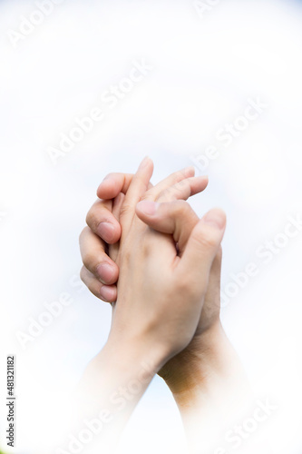 手を握る 若い男女の握る手元