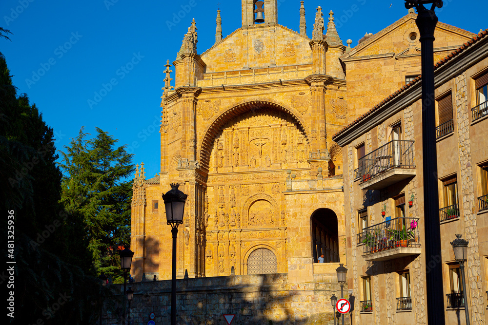 Vista de edificios antiguos y monasterios en Salamanca