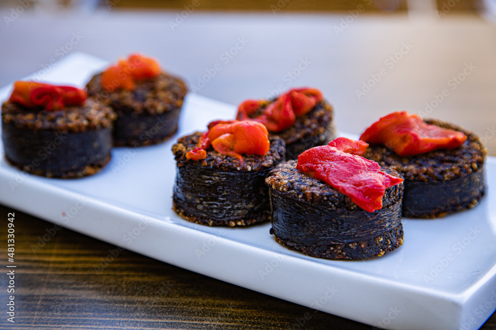 Morcilla con pimientos, plato típico español Morcilla con pimientos, plato típico español