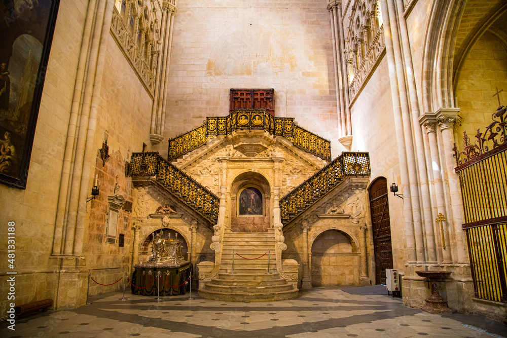 Detalle de escaleras en crucero de catedral. 