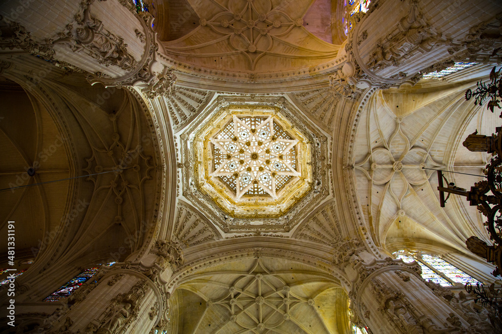 Detalles interiores de cúpulas en catedral