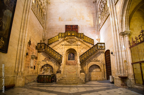 Detalle de escaleras en crucero de catedral. 