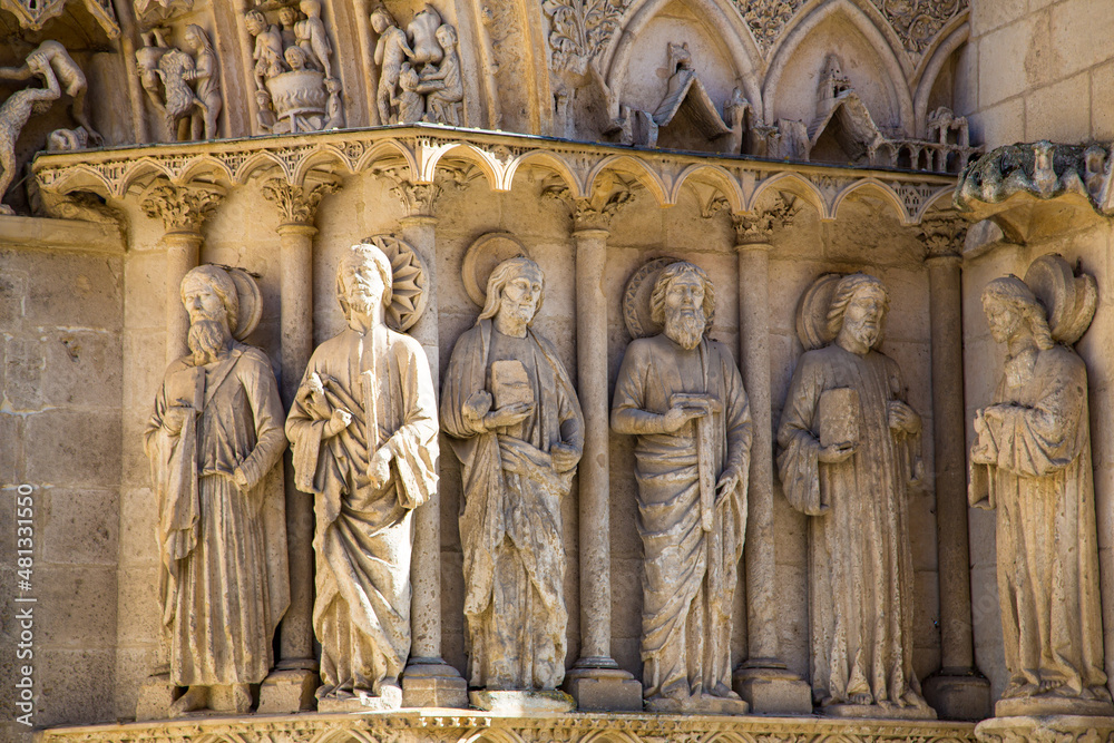 Detalles de tallado en piedra de fachada de catedral de Brugos