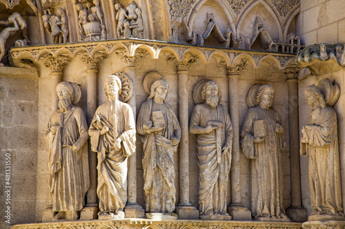 Detalles de tallado en piedra de fachada de catedral de Brugos