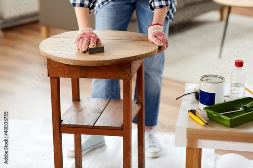 Foto furniture renovation, diy and home improvement concept - close up of woman sandi