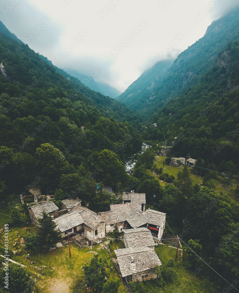 Altes Dorf in den italienischen Alpen