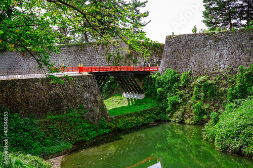 本丸と二の丸を結ぶ赤い廊下橋　鶴ヶ城城址公園（福島県会津若松市） photo