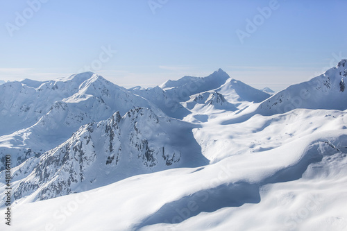 Environnement enneigé dans les alpes à proximité du mont blancs