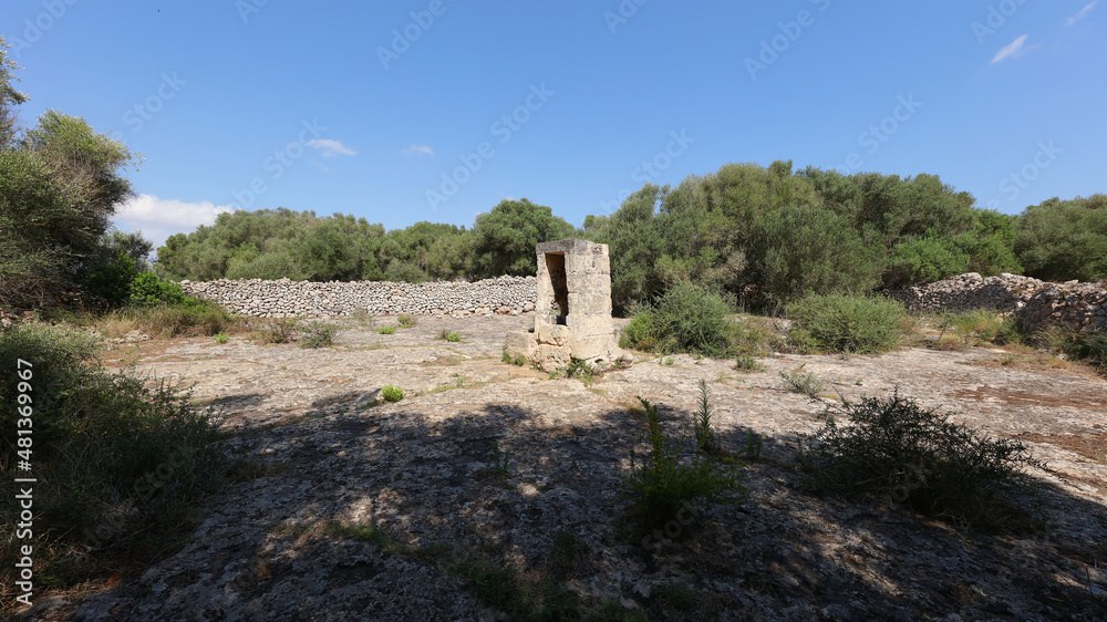 Aljibe de Poblado Talayótico de Torretrencada,. Menorca, Islas Baleares, España