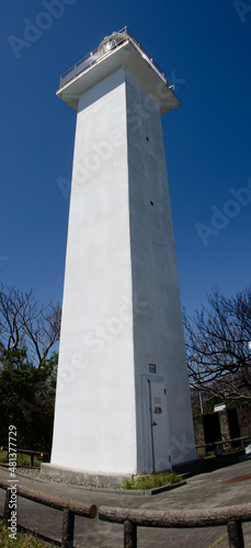 静岡県賀茂郡東伊豆町稲取にある稲取岬灯台です。周辺にはどんつく神社、龍宮神社、稲取龍宮岬公園、愛恋岬の歌碑があります。稲取の町並み、伊豆諸島、細野高原が一望のおすすめスポットです。