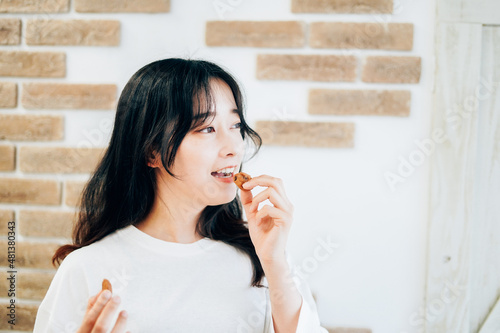 クッキーを食べる若い女性 photo