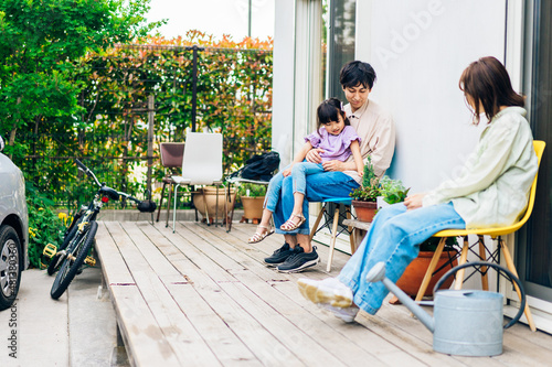 自宅の庭でリラックスをする女の子と家族 photo