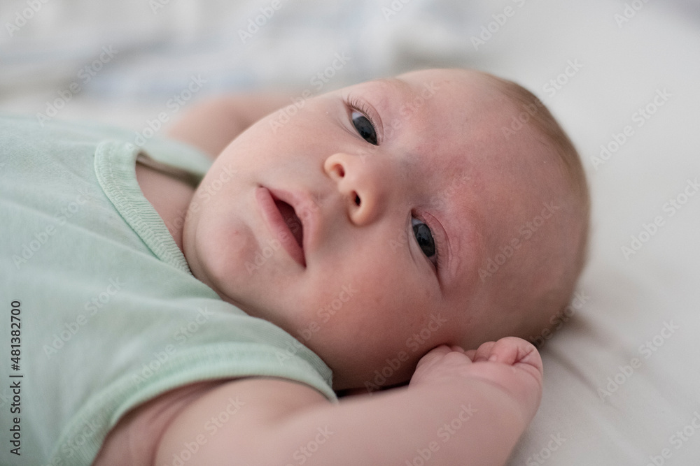 Bebé jugando y descansando en la cama de sus padres Bebé jugando y descansando en la cama de sus padres