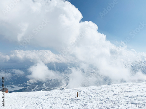 Wallpaper Mural 일본 하쿠바 하포원 정상의 눈구름과 산맥 / Snow clouds and mountain ranges at the top of Happo one in Hakuba, Japan. Torontodigital.ca