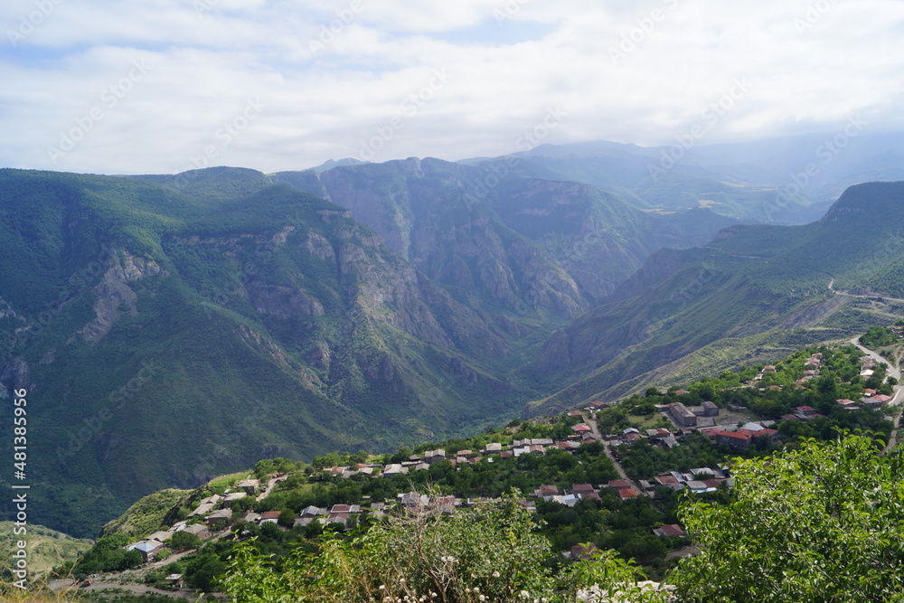 アルメニア・タテヴの山間に建つ集落