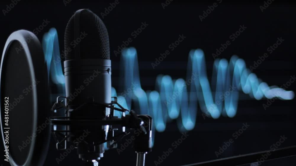 Microfono de capsula, profesional en un estudio, mientras se ven ondas de sonido