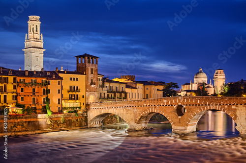 Werona, Włochy rzeka Adyga, stary kamienny most Ponte Pietra i wieża katedry nocą photo