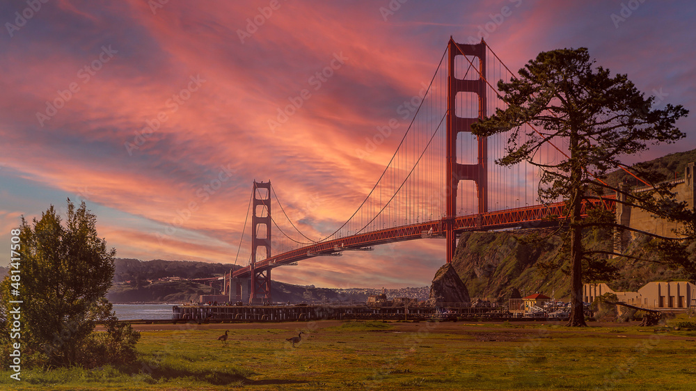 Obraz premium A Red sky sunset for the Golden Gate Bridge