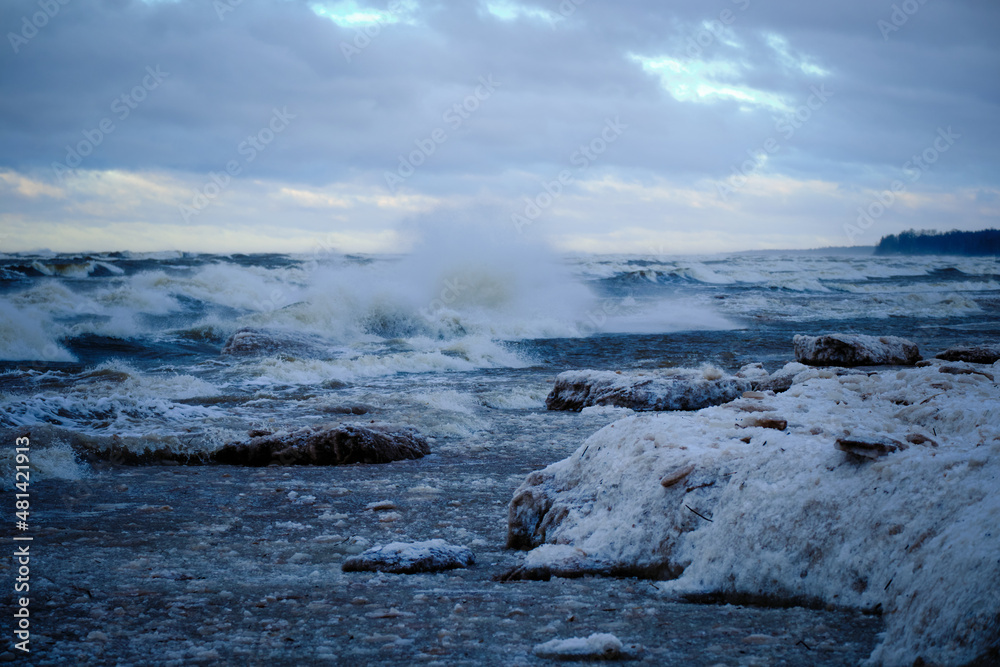 Obraz premium windy storm on a baltic sea at winter with clouds in the sky