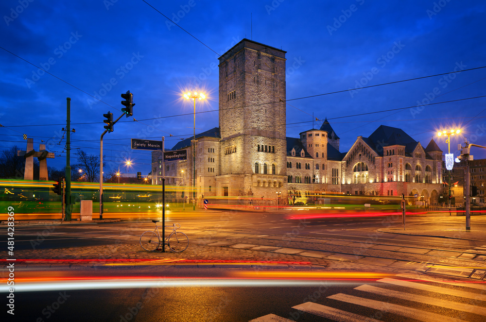 Obraz na płótnie Poznań nocą ruchliwa ulica Święty Marcin lampy tramwaje i zamek w salonie