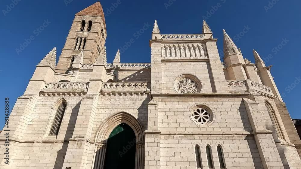 Iglesia de arquitectura gótica isabelina del siglo XI de santa María la antigua en la ciudad de Valladolid, España Iglesia de arquitectura gótica isabelina del siglo XI de santa María la antigua en la ciudad de Valladolid, España