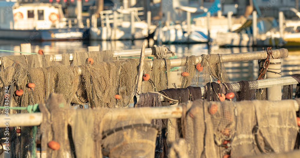 Filets de pêche qui sèchent au soleil.	