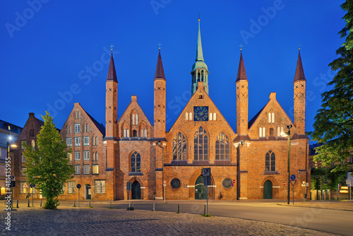 Lubeka, Lübeck, Niemcy, średniowieczny szpital Heiligen-Geist-Hospital nocą