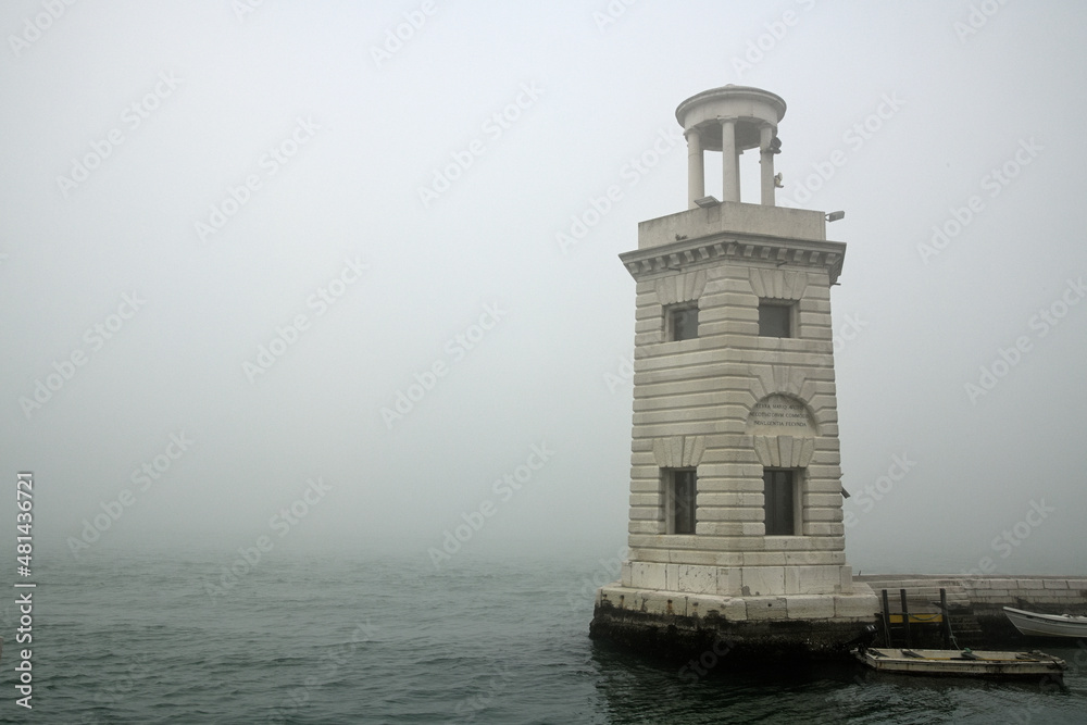 Der alte Leuchtturm von San Giorgio vor der Lagunenstadt Venedig , ist am Eingang der Marina und liegt hier im dichten Winternebel