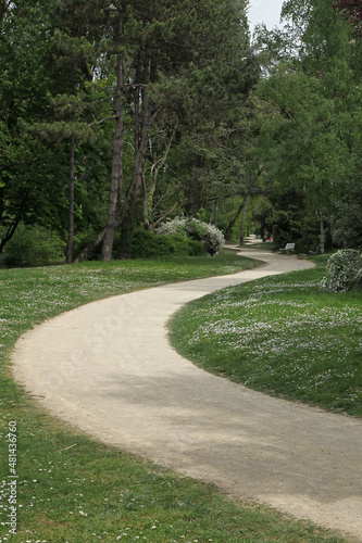 Chemin de promenade dans un espace vert