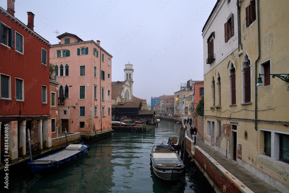 Ein Blick in den Rio di San Trovaso in Venedig mit der alten Gondelwerft auf der linken Seite