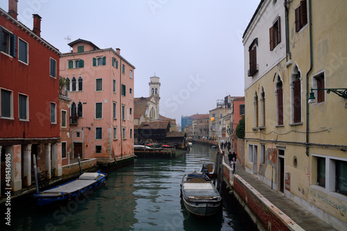 Ein Blick in den Rio di San Trovaso in Venedig mit der alten Gondelwerft auf der linken Seite © Fotolla