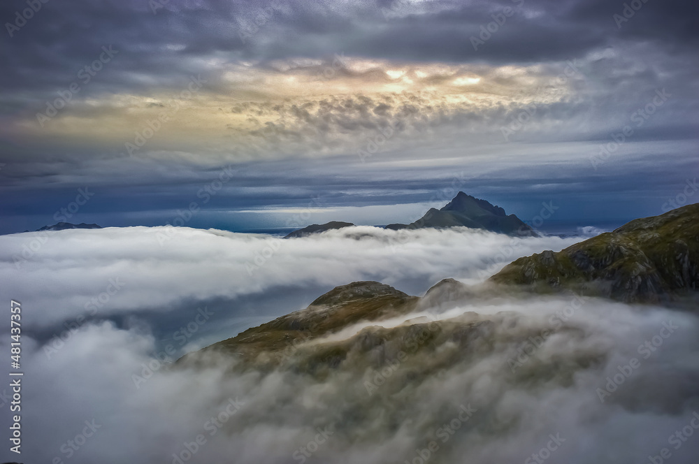 Obraz premium Foggy mountains