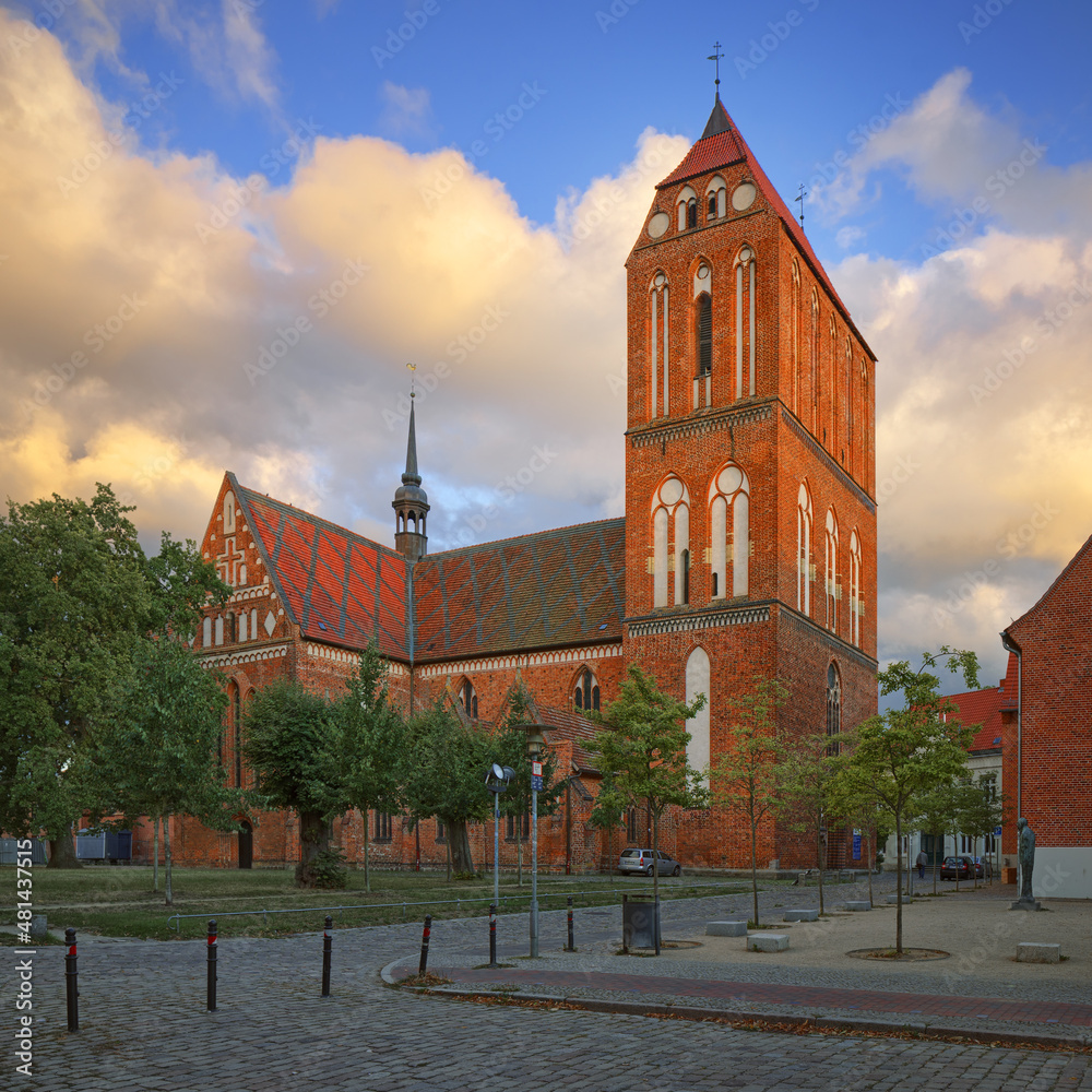 Gustrow, Güstrow gotycki kościół średniowieczna katedra z cegły, gotyk ceglany - obrazy, fototapety, plakaty 