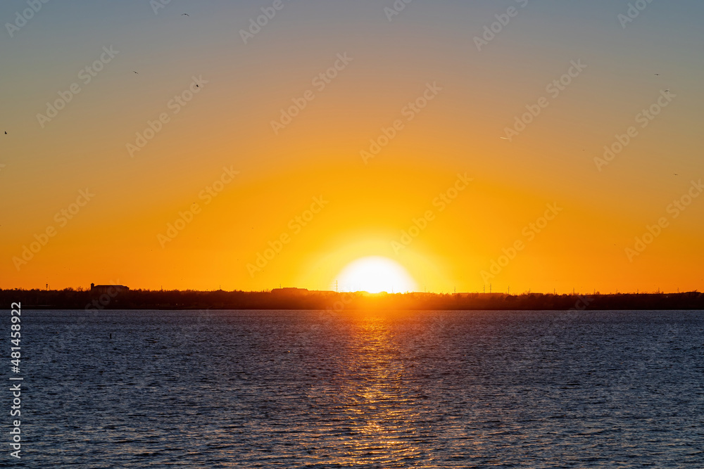 Naklejka premium Beautiful sunset landscape over Lake Hefner