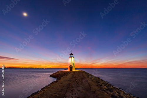 Obraz na płótnie Sunset beautiful landscape of the Lake Hefner lighthouse w salonie