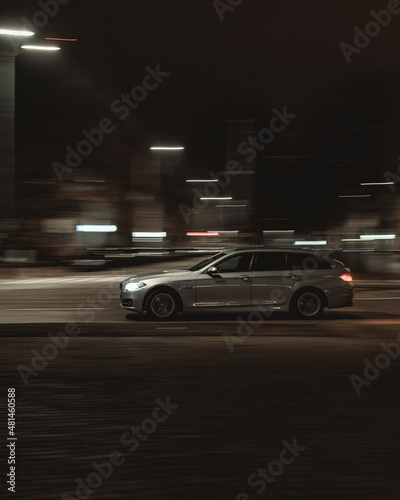 Auto w ruchu. Nocna jazda. © Marcin